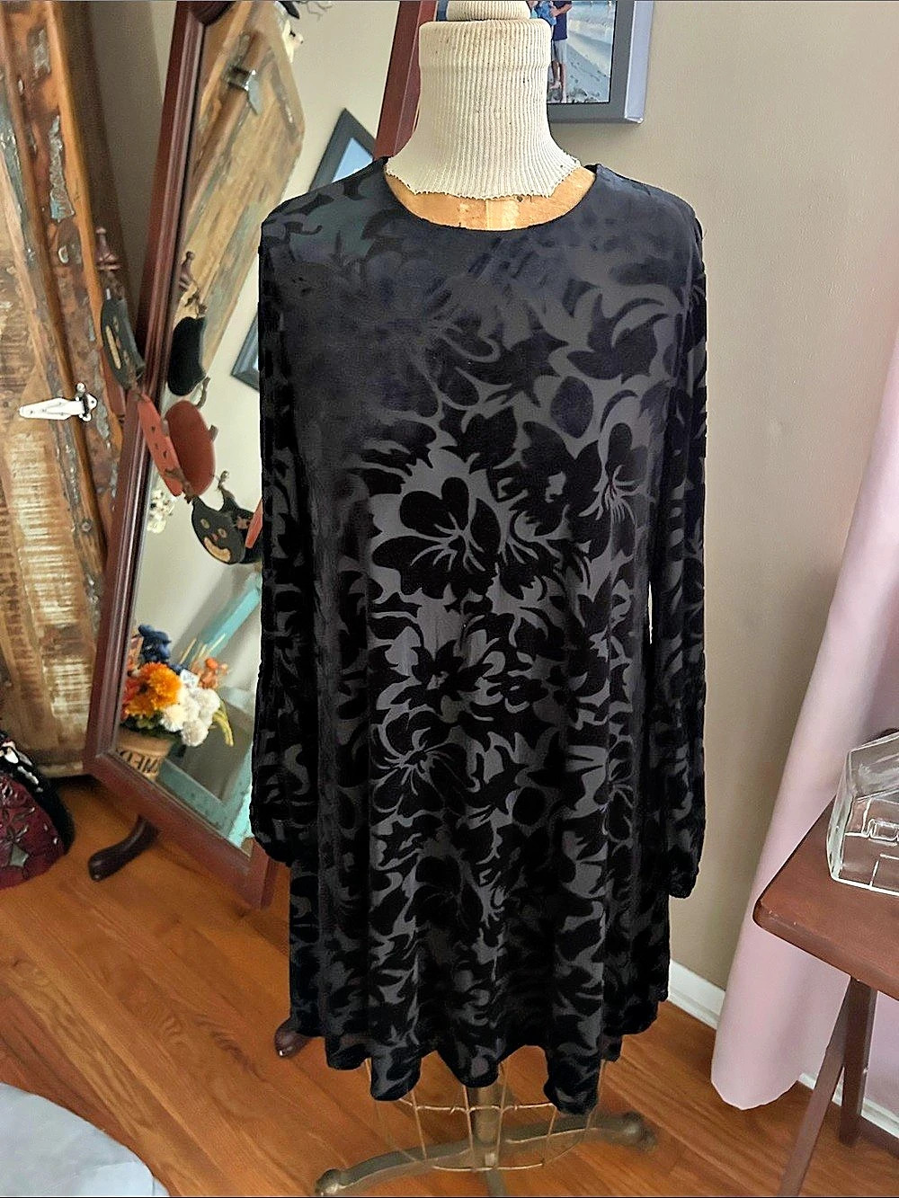 Taylor Black Velvet Floral Mini Dress with Long Sleeves | Size 10 - EUC